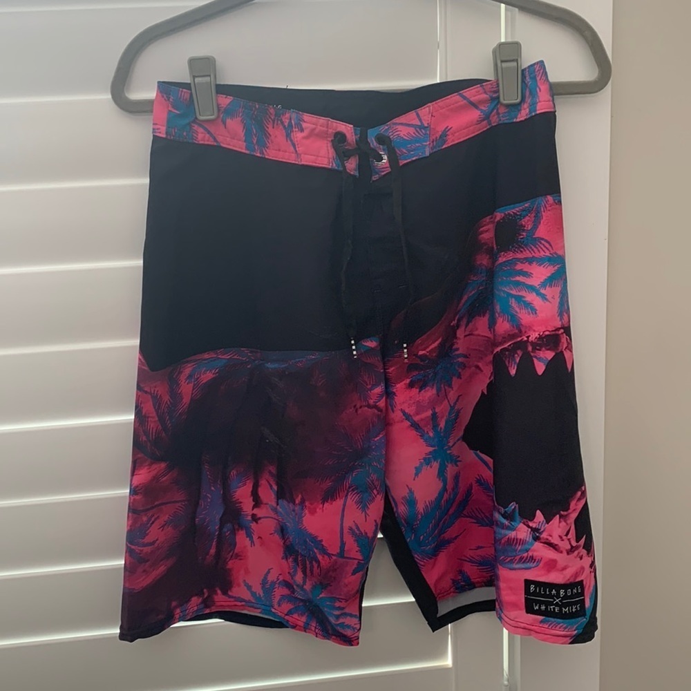 Pink & Black Hawaiian Palm Print BillaBong White Mike Board Shorts Men Size 29